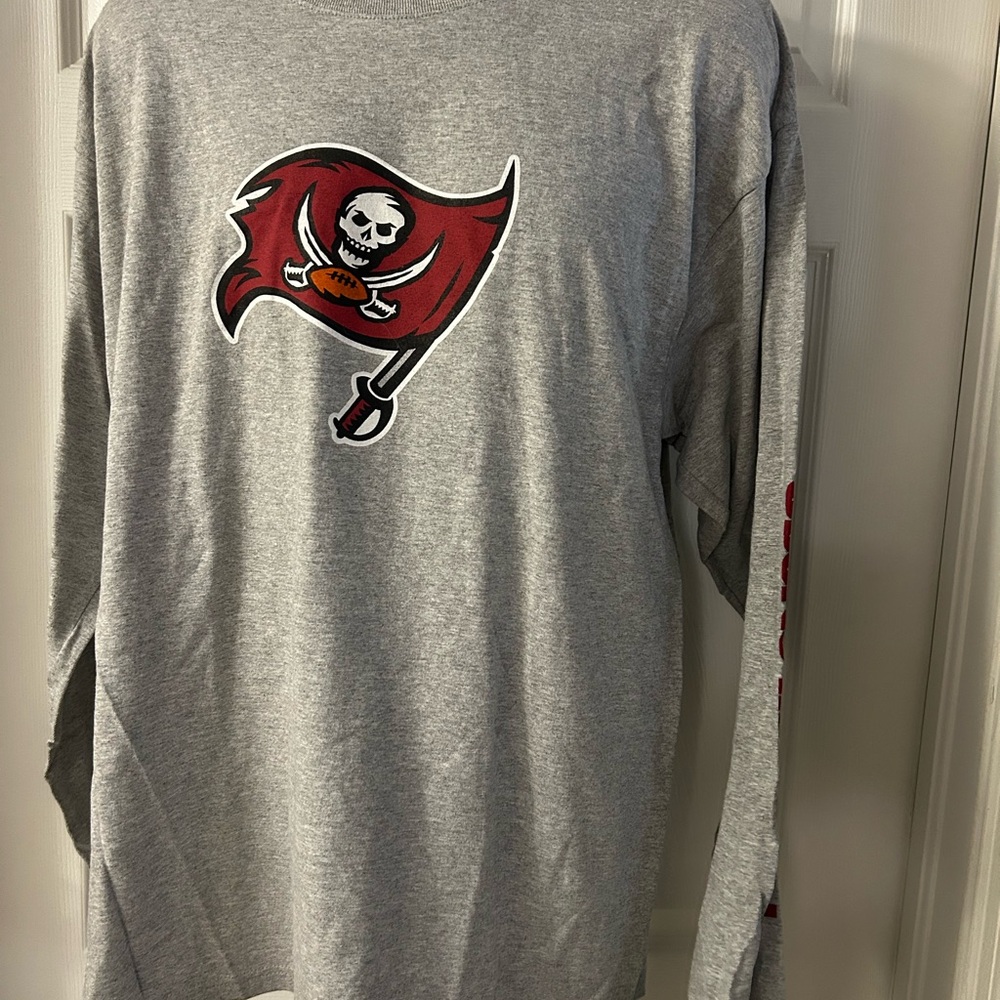 Sports Illustrated Swim Gray Long Sleeve Shirt with Red Pirate Design